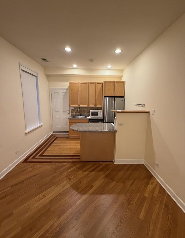 1242 N Bosworth Ave #1F - Photo 3 of 14