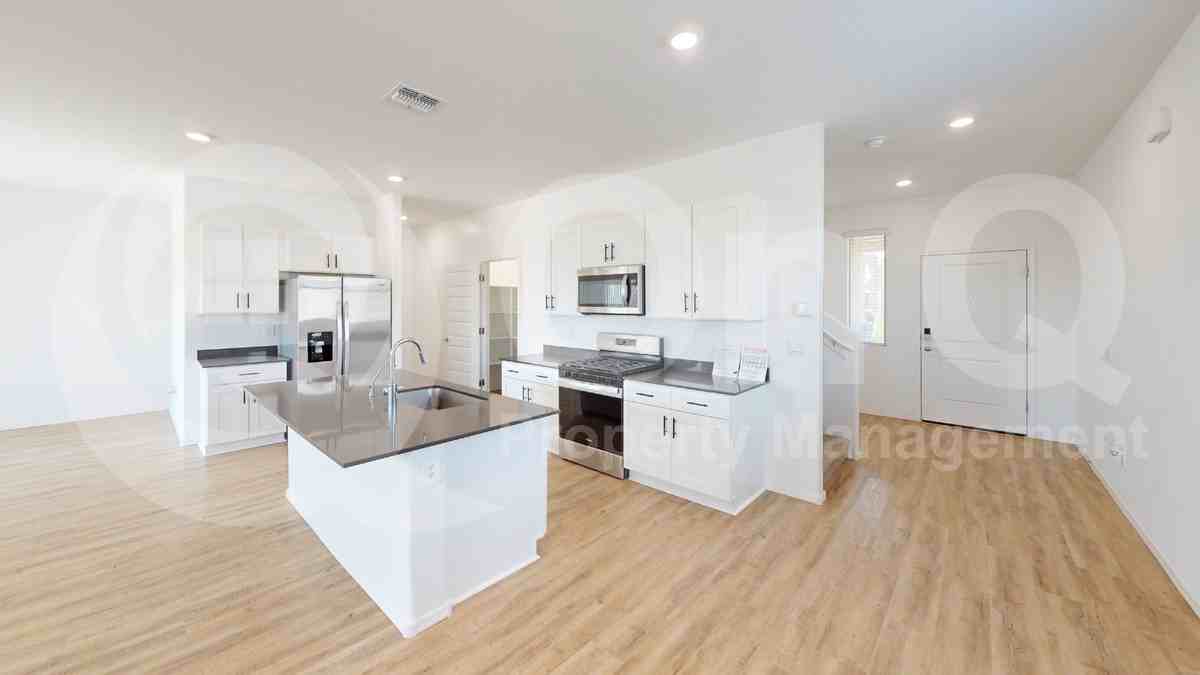 10419 W Guildford Ln - Photo 6 of 26