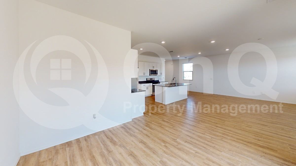 10419 W Guildford Ln - Photo 7 of 26