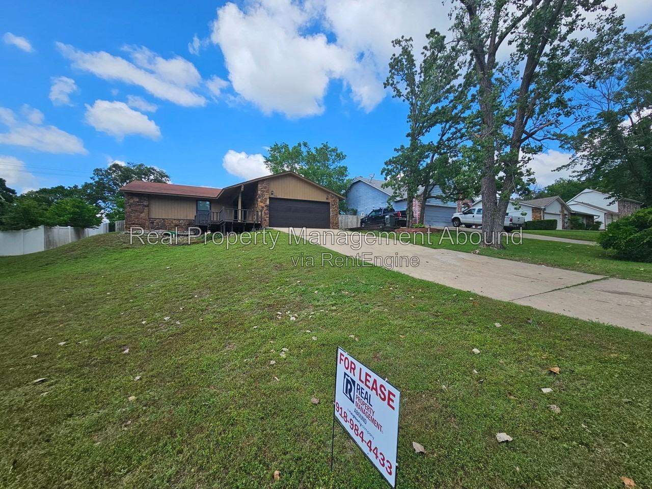 18341 Woodcrest Ln - Photo 2 of 29
