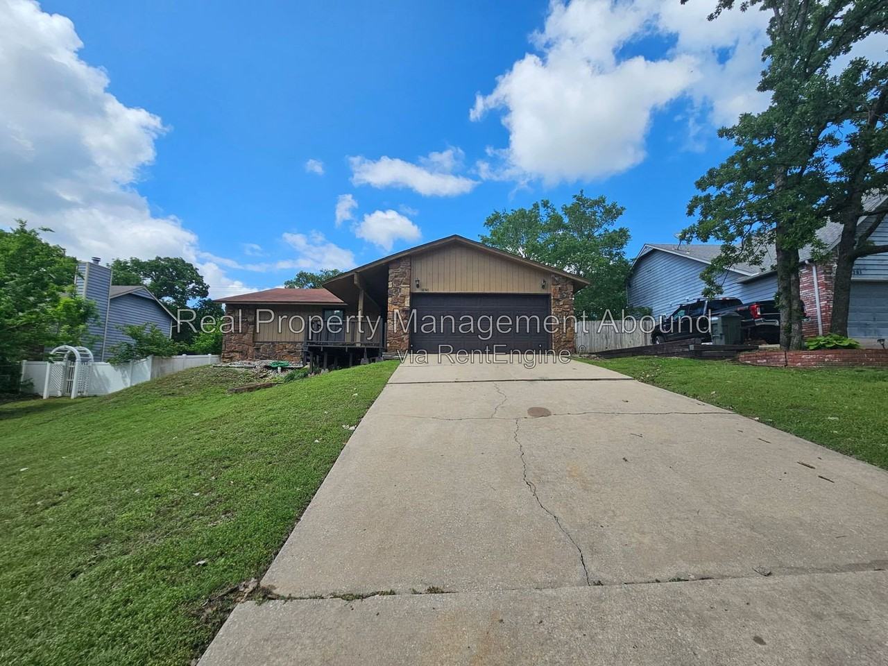 18341 Woodcrest Ln - Photo 3 of 29