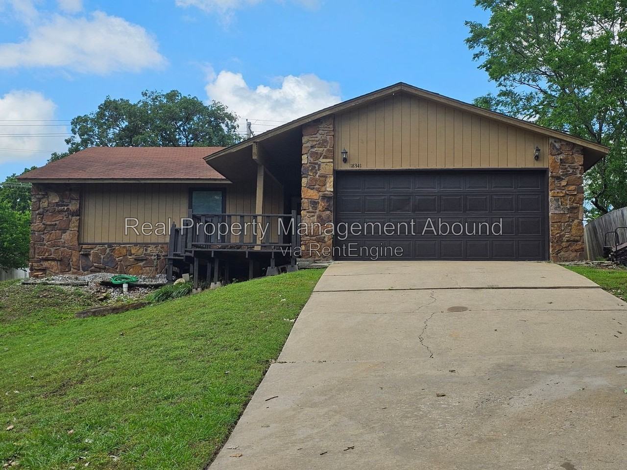 18341 Woodcrest Ln - Photo 4 of 29