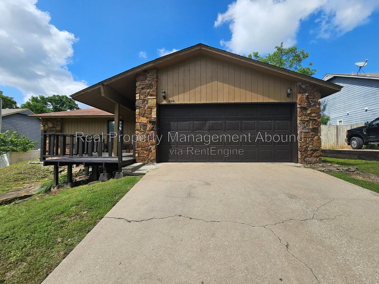 18341 Woodcrest Ln - Photo 5 of 29
