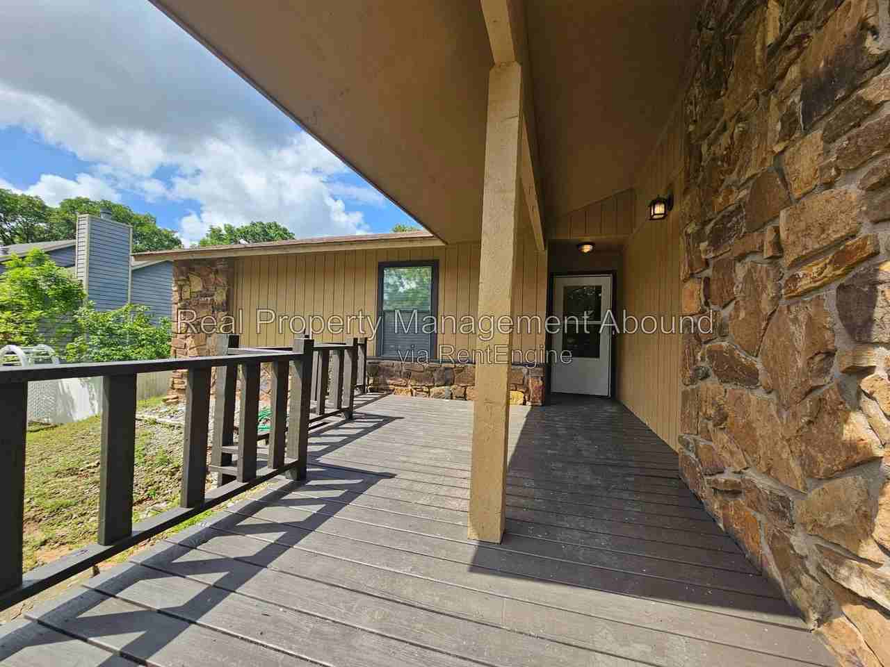 18341 Woodcrest Ln - Photo 7 of 29