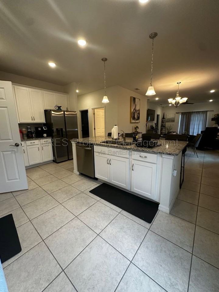 3130 Amaranth St - Photo 6 of 32