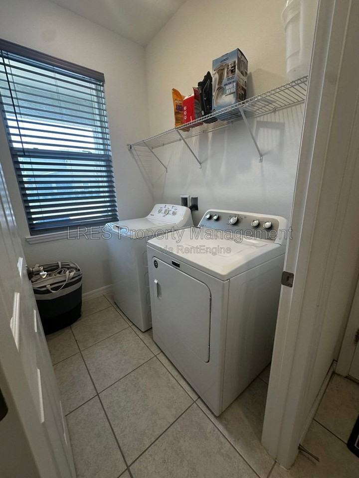 3130 Amaranth St - Photo 7 of 32