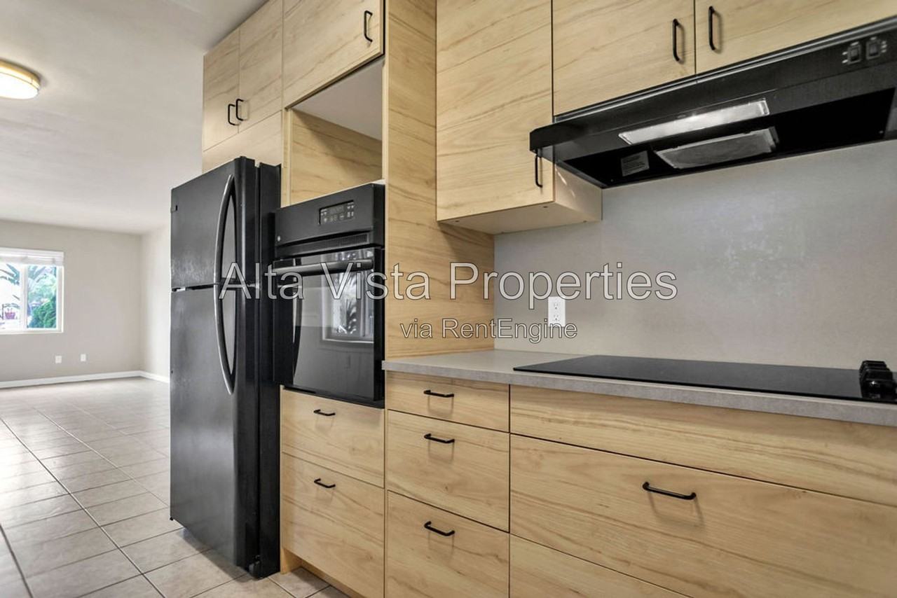 425 Bonair St #1 - Photo 3 of 23