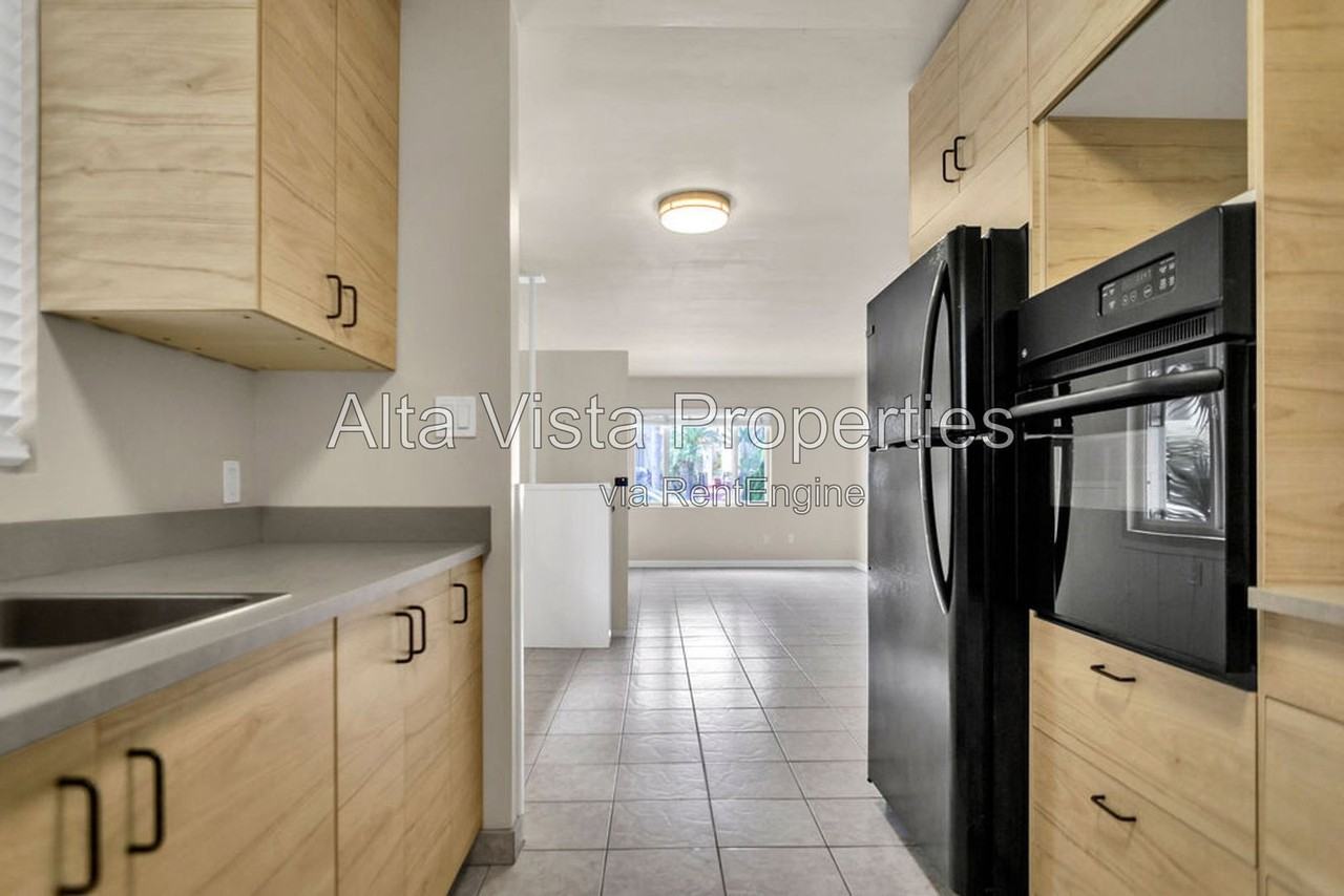 425 Bonair St #1 - Photo 4 of 23