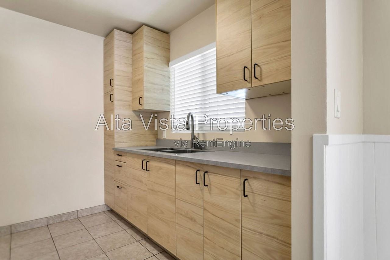 425 Bonair St #1 - Photo 5 of 23