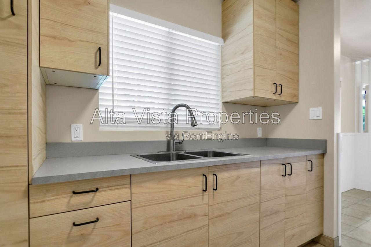 425 Bonair St #1 - Photo 6 of 23