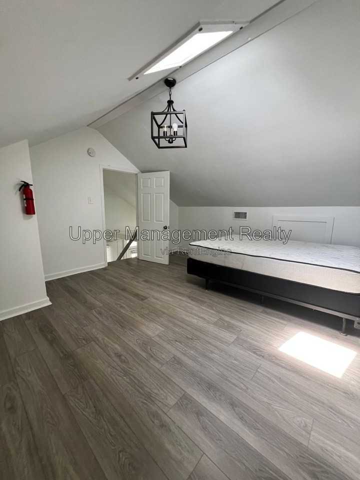 1136 Adams St - Photo 3 of 8