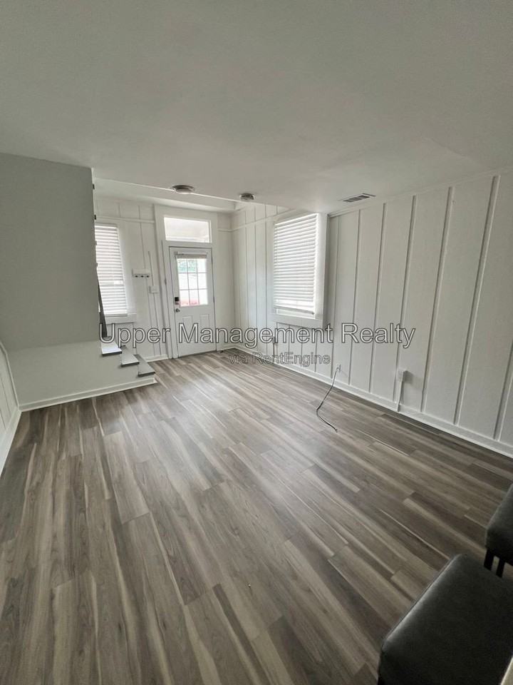 1136 Adams St - Photo 4 of 8