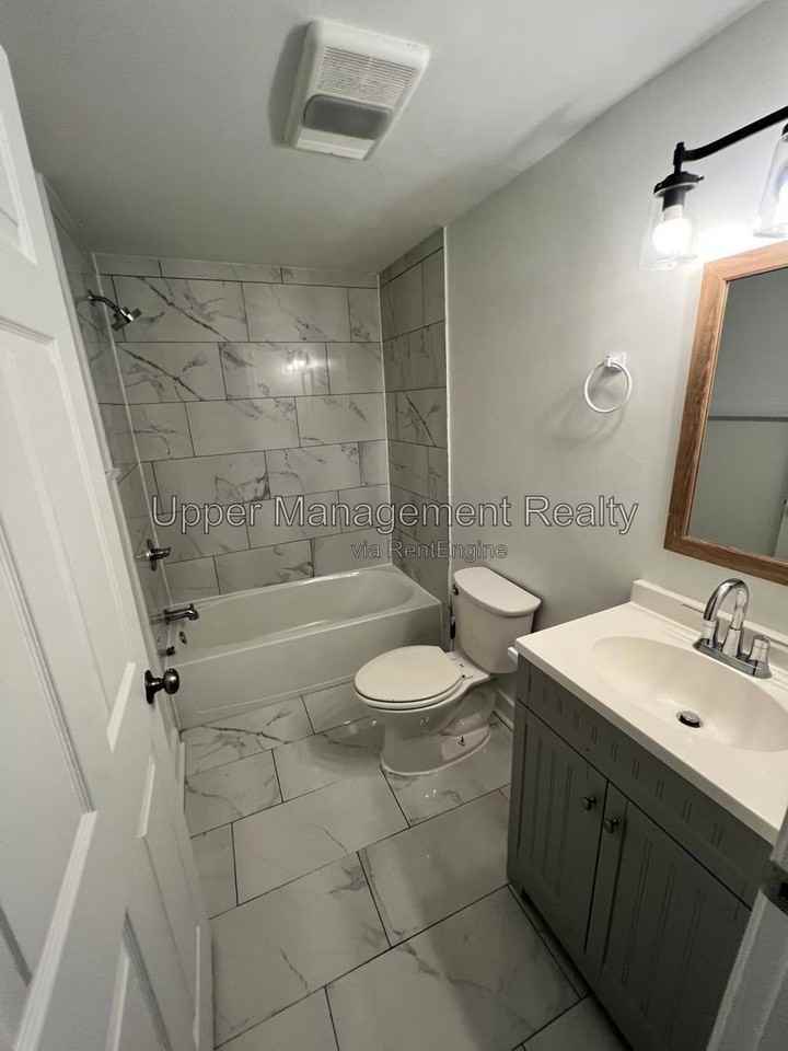 1136 Adams St - Photo 6 of 8