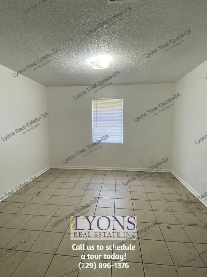 1028 S Gordon Ave - Photo 2 of 10