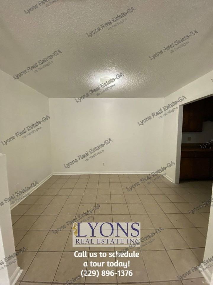 1028 S Gordon Ave - Photo 3 of 10