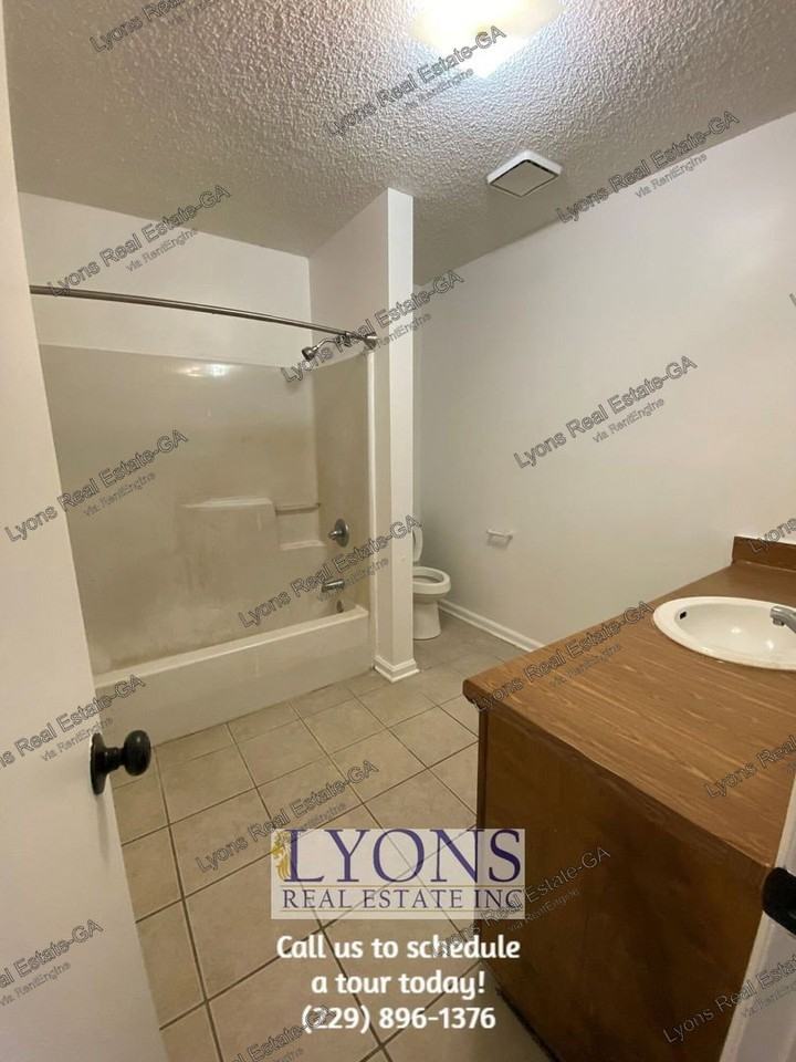 1028 S Gordon Ave - Photo 7 of 10