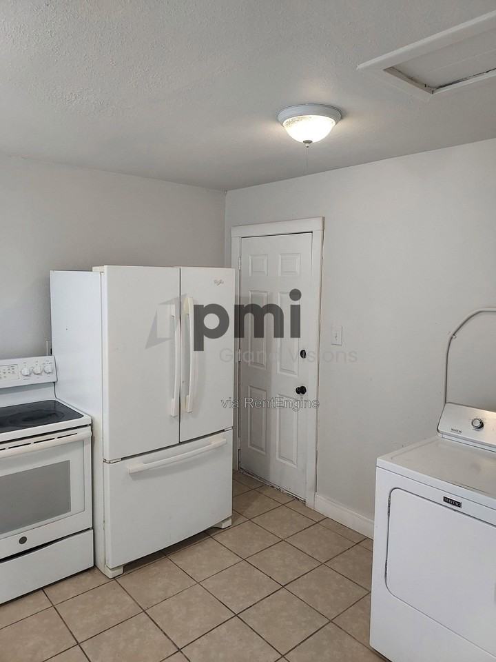 801 Cantrell Heights St - Photo 4 of 22
