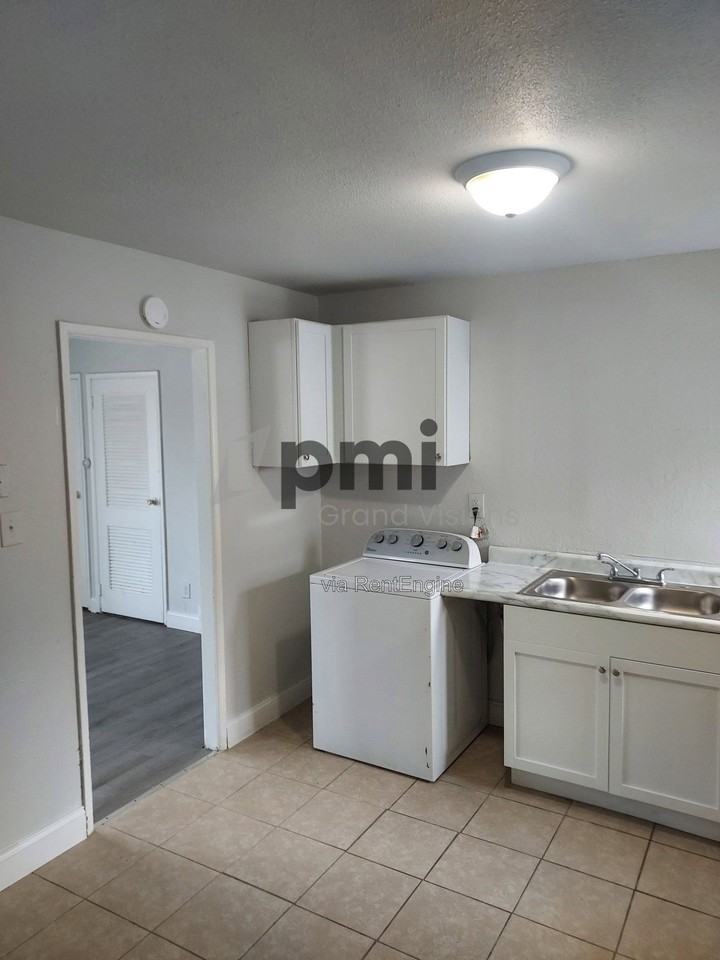 801 Cantrell Heights St - Photo 5 of 22