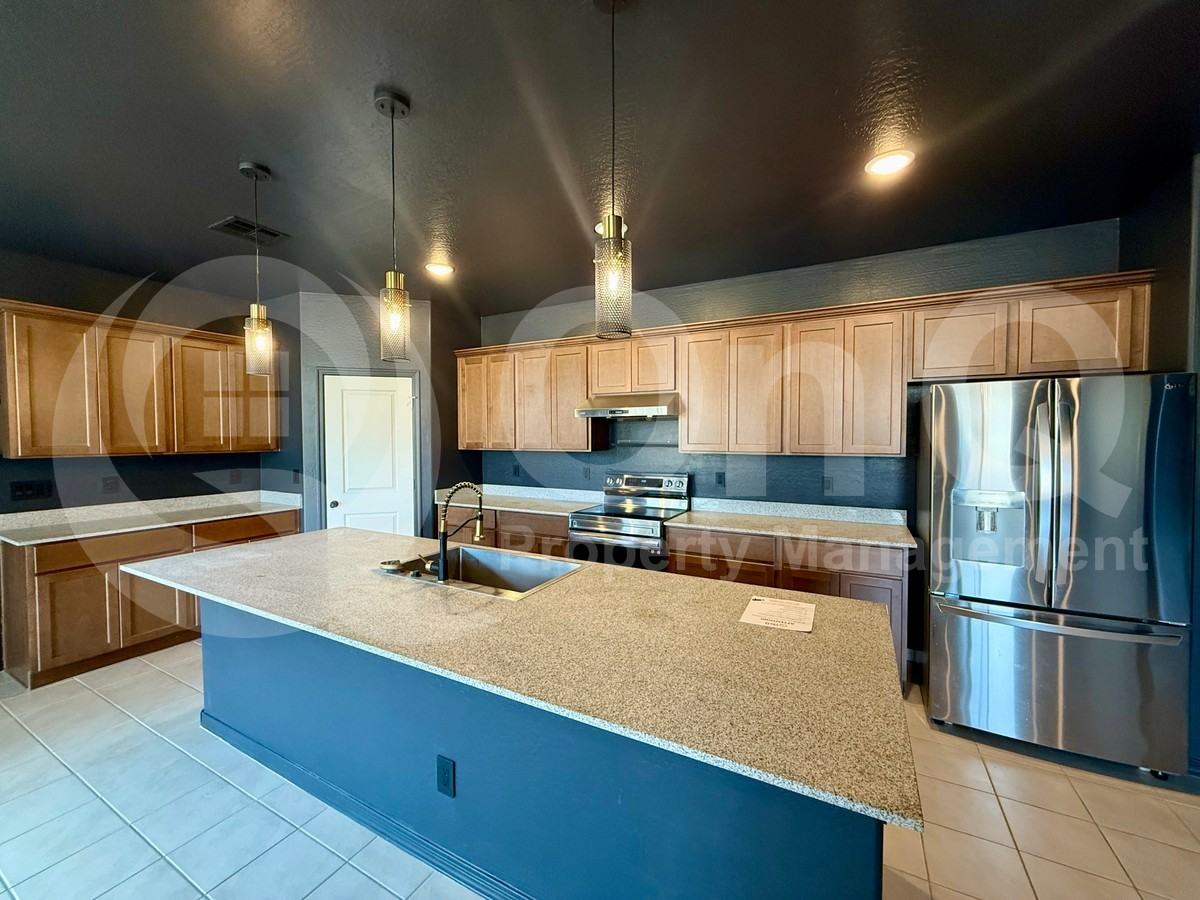 12754 W Parkway Ln - Photo 4 of 21