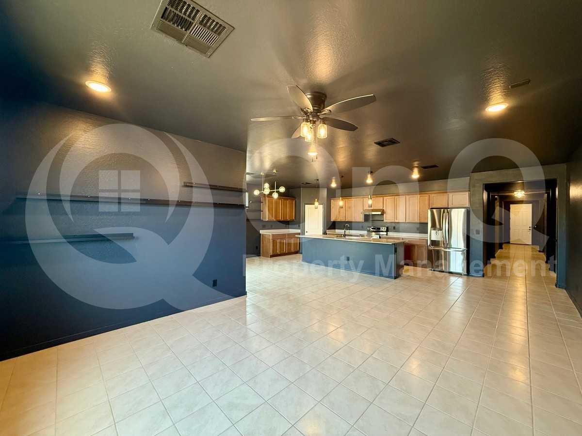 12754 W Parkway Ln - Photo 6 of 21