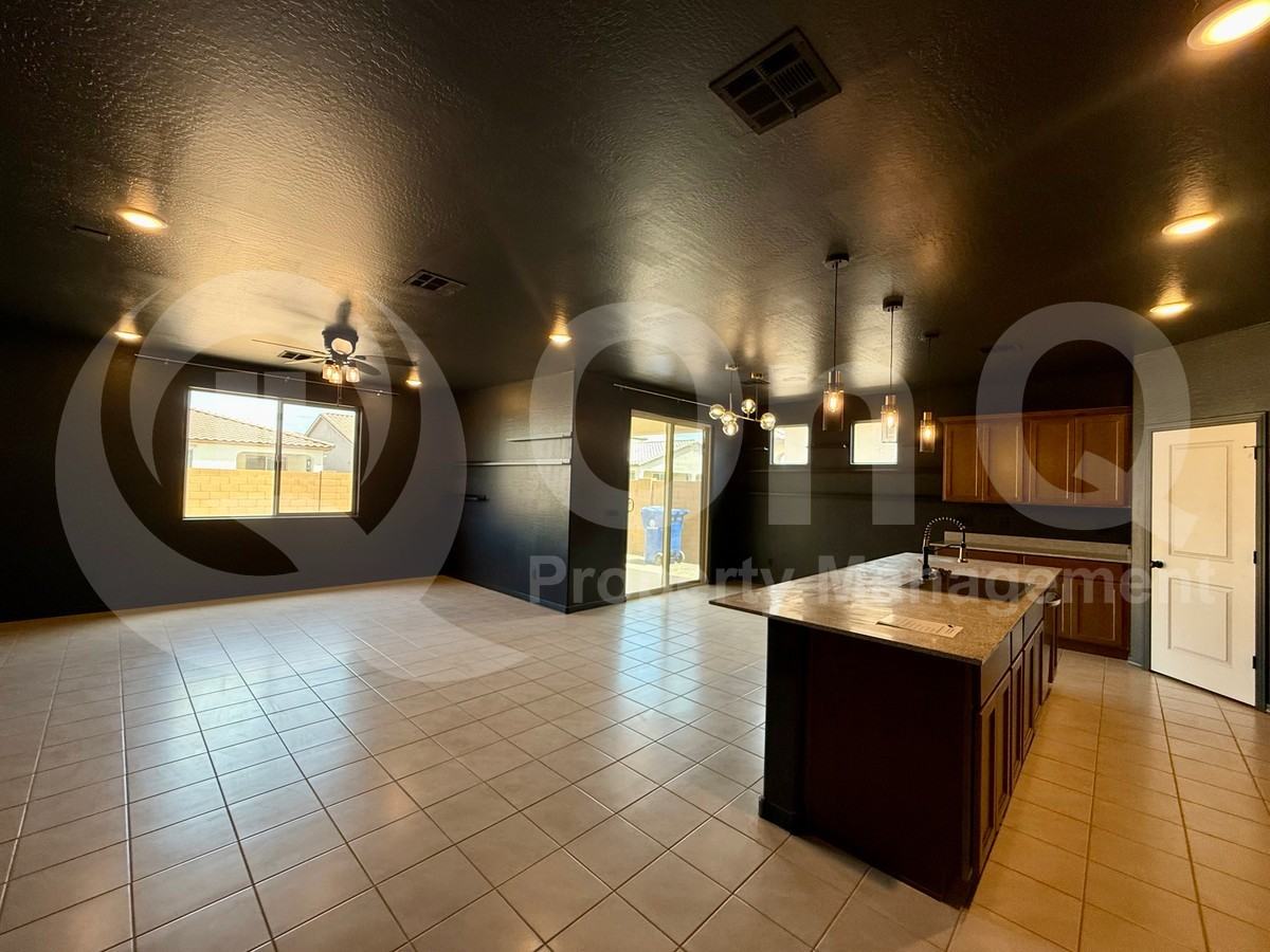 12754 W Parkway Ln - Photo 5 of 21