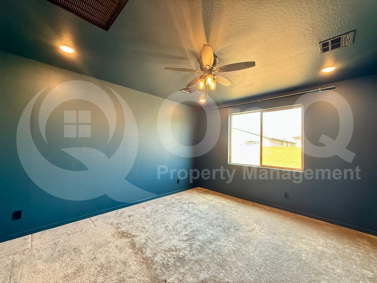 12754 W Parkway Ln - Photo 7 of 21