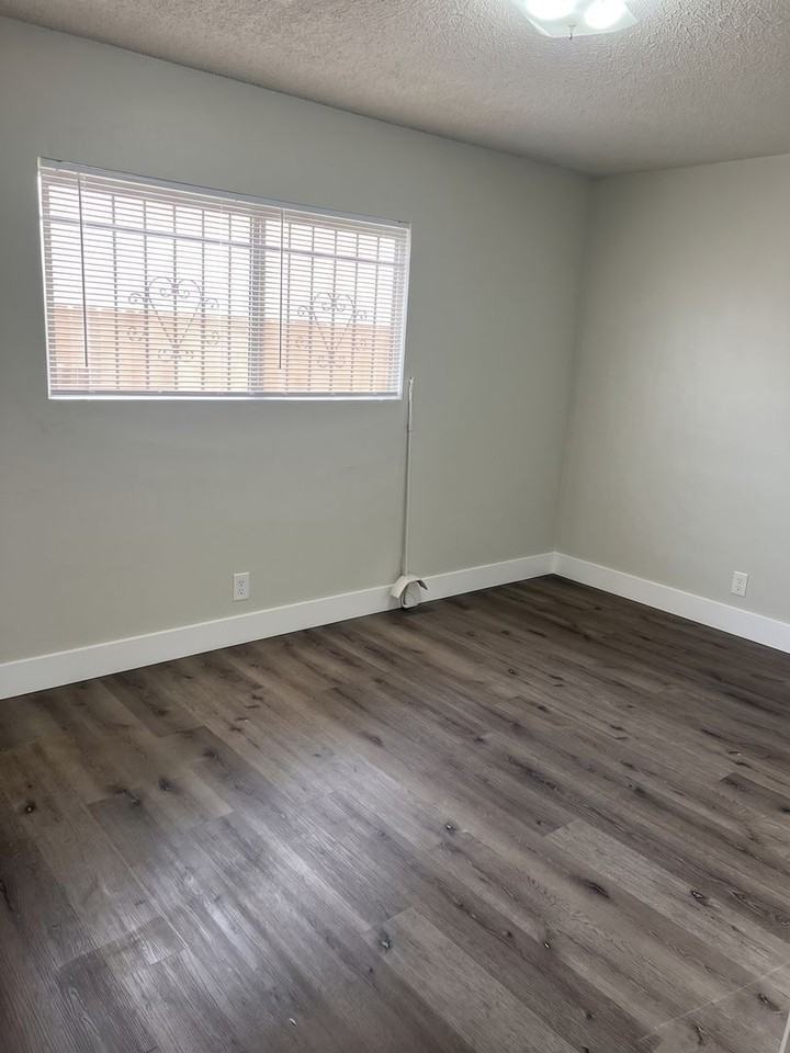 622 W 80th St - Photo 3 of 7