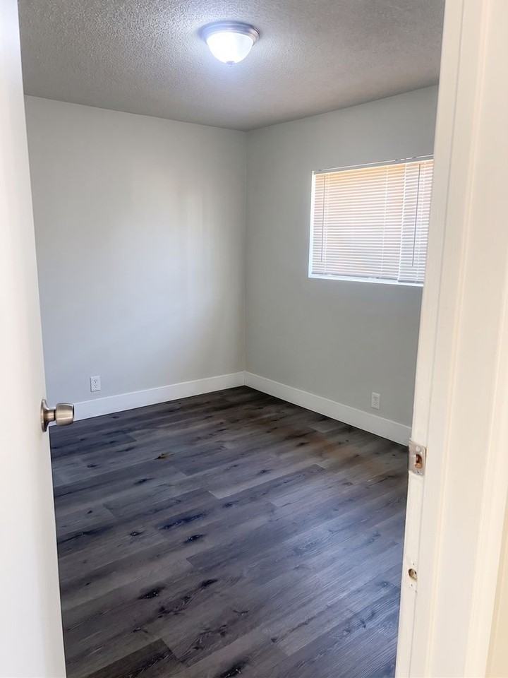 622 W 80th St - Photo 4 of 7