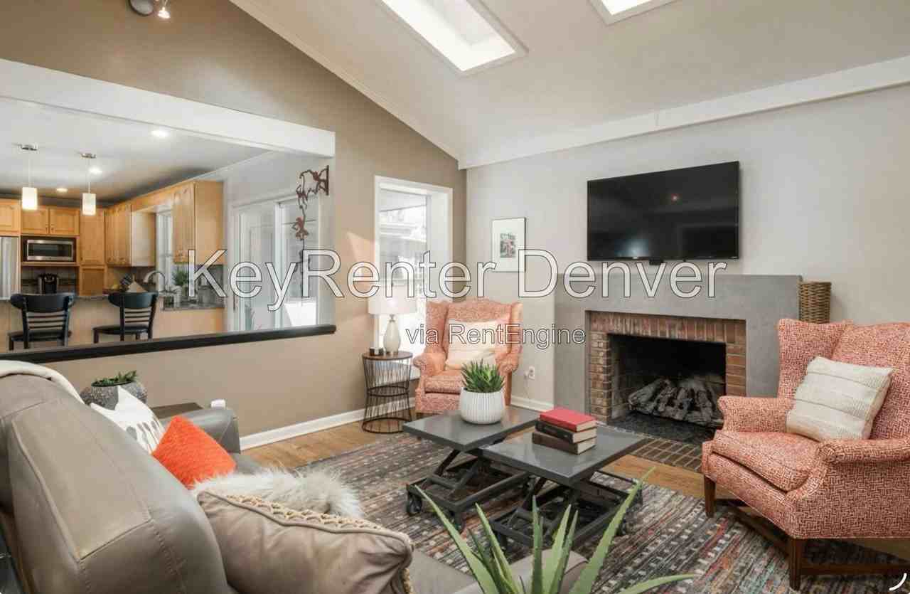 1070 S Elmira St - Photo 5 of 23