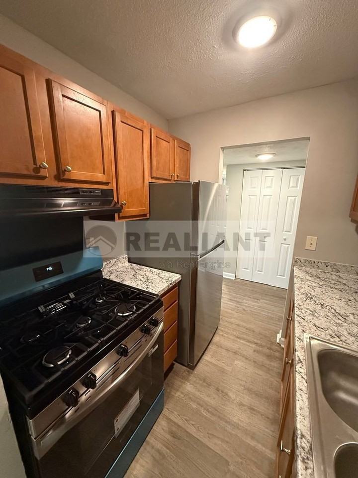 2082 Fairmont Ct #16 - Photo 3 of 13