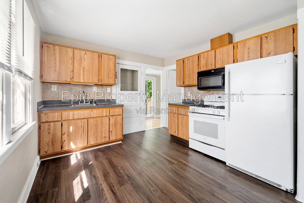 2304 Cora St - Photo 3 of 12