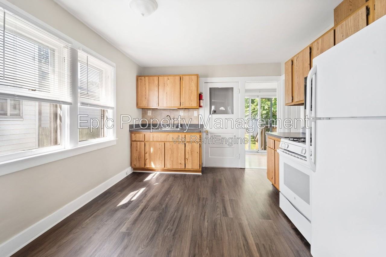 2304 Cora St - Photo 4 of 12