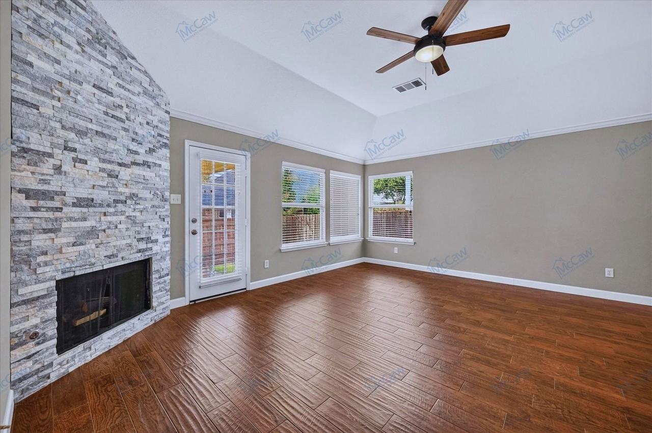 9917 Channing Rd - Photo 3 of 16