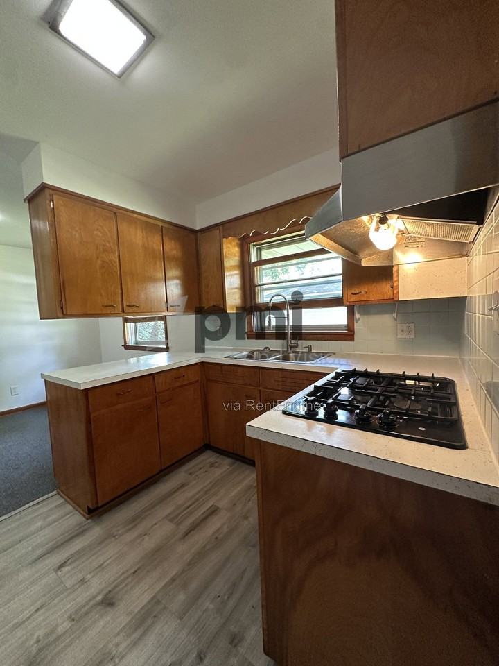 320 S Franklin St - Photo 3 of 31