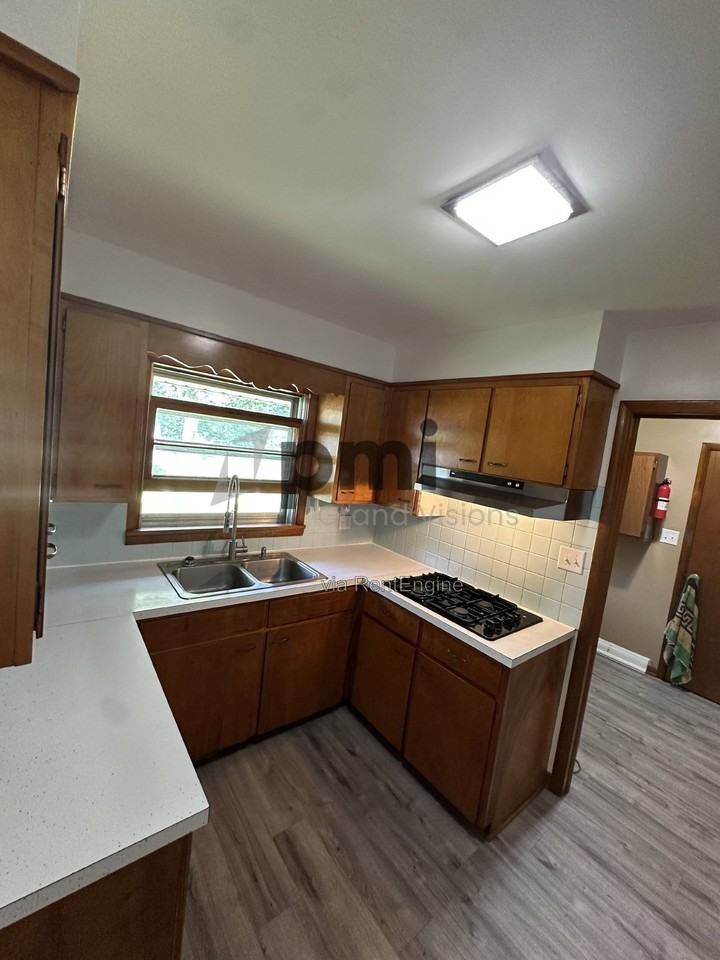 320 S Franklin St - Photo 4 of 31