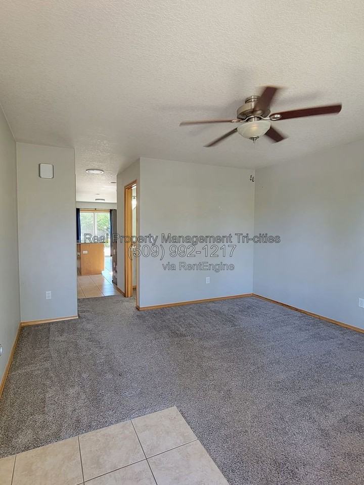 476 Satus St - Photo 2 of 21