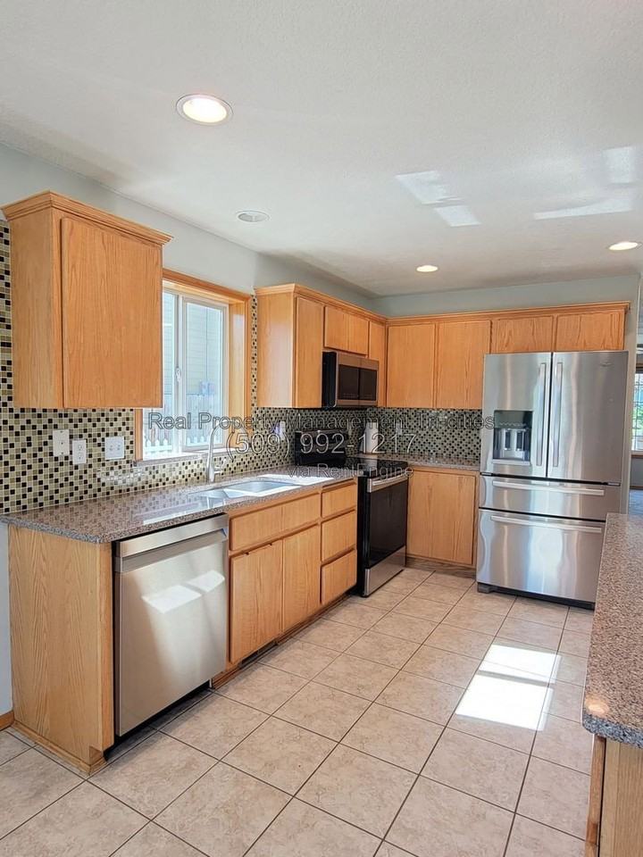 476 Satus St - Photo 4 of 21