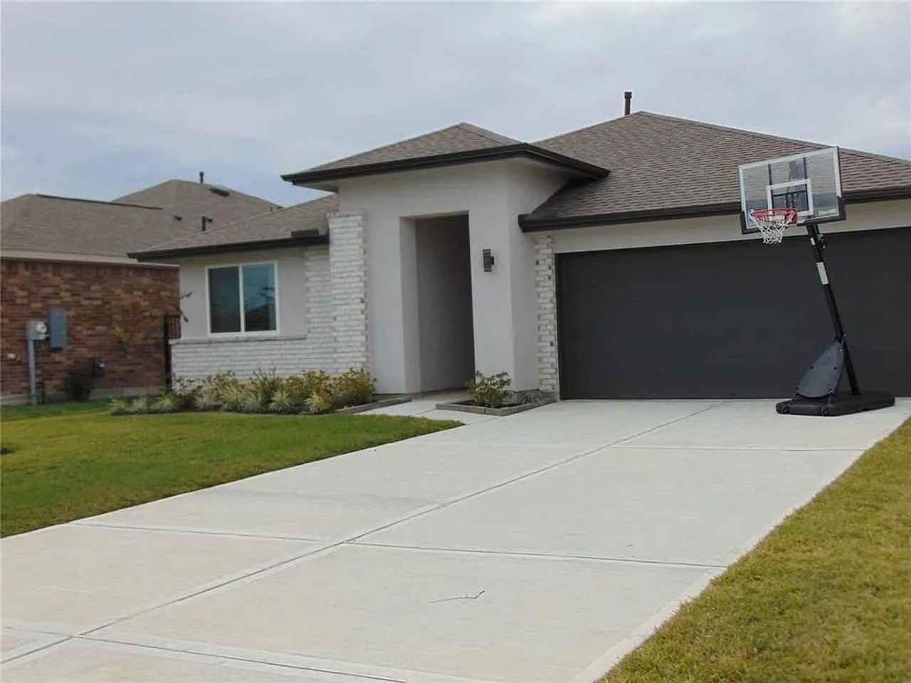 2417 Mar Vista Ln - Photo 3 of 50