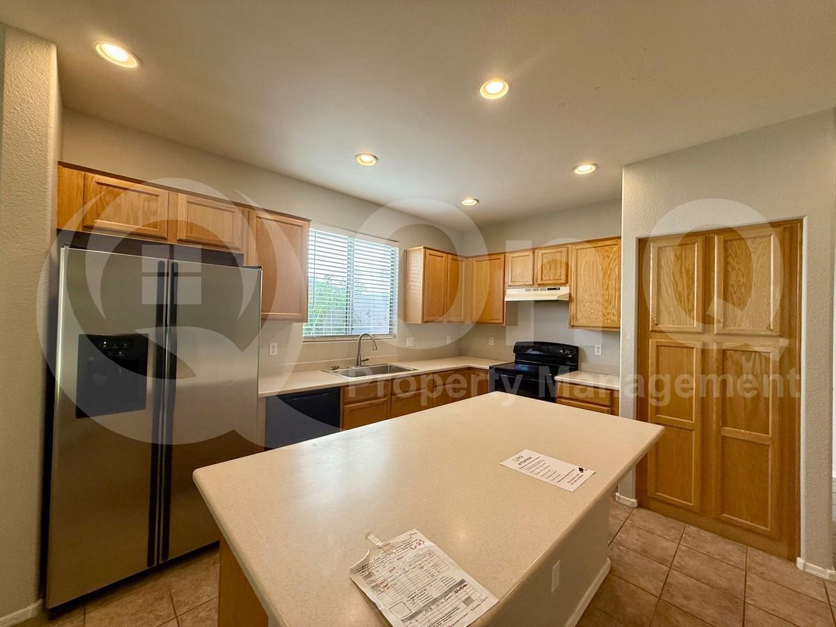 9328 W Pontiac Dr - Photo 4 of 24