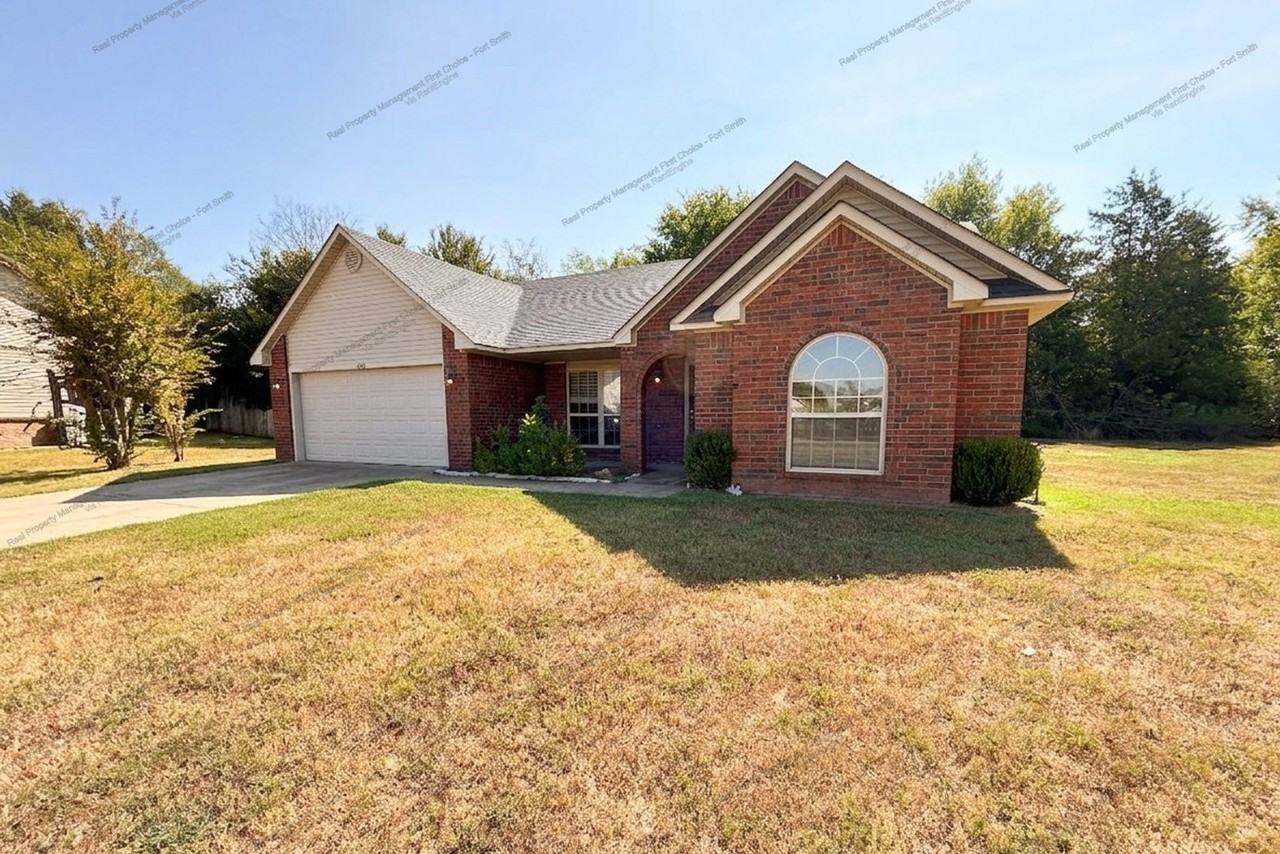 1475 Eastgate Dr - Photo 2 of 28