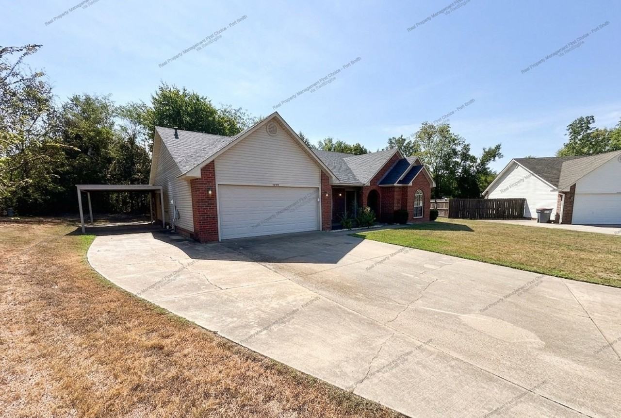 1475 Eastgate Dr - Photo 3 of 28
