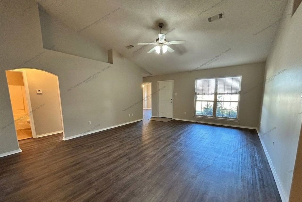 1475 Eastgate Dr - Photo 4 of 28