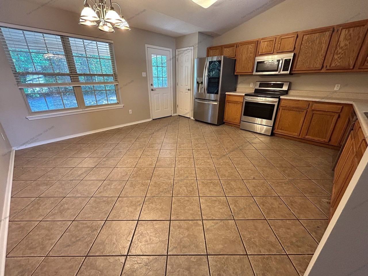 1475 Eastgate Dr - Photo 7 of 28