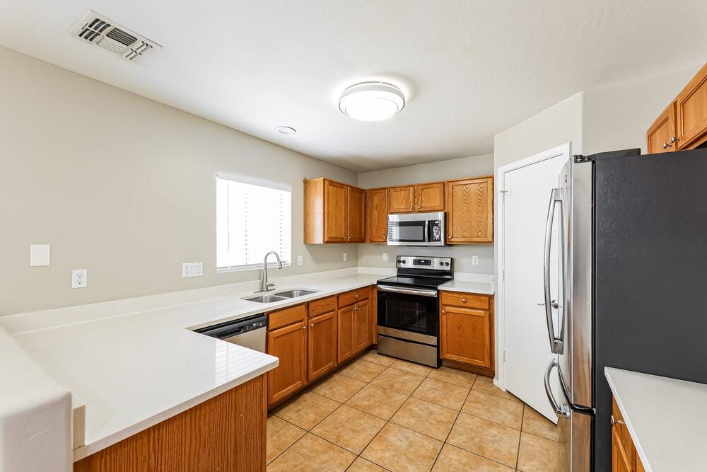 12430 W Valentine Ave - Photo 7 of 17