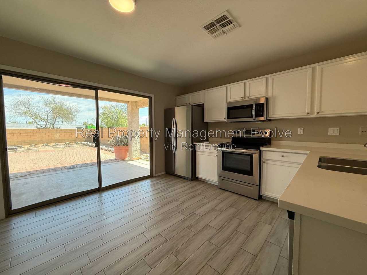 7105 S 251st Dr - Photo 5 of 23