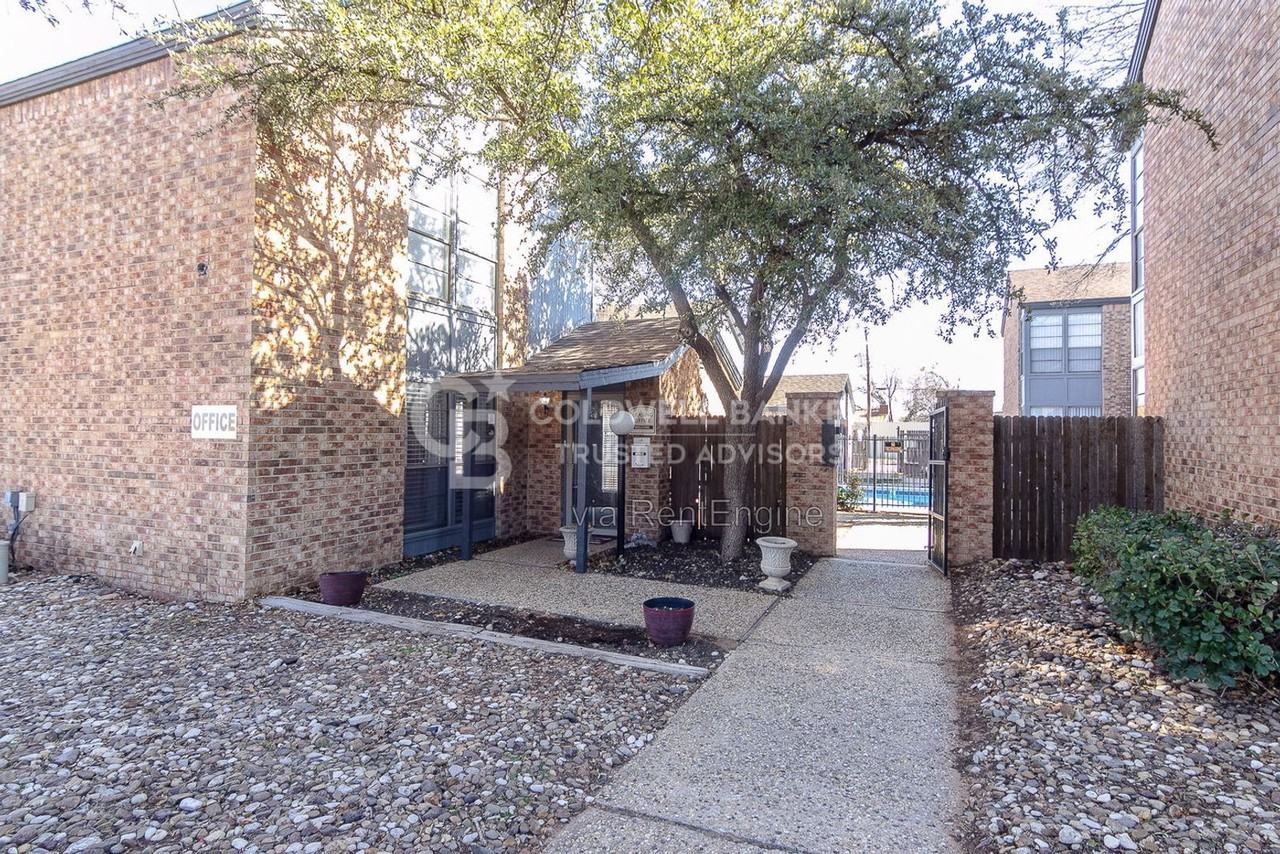 604 Nw 15th St #3 - Photo 4 of 14