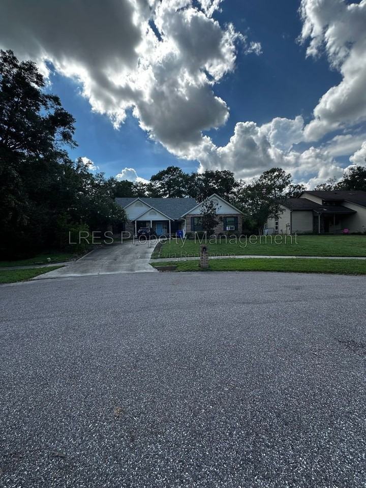 526 Stephanie Ct - Photo 2 of 50