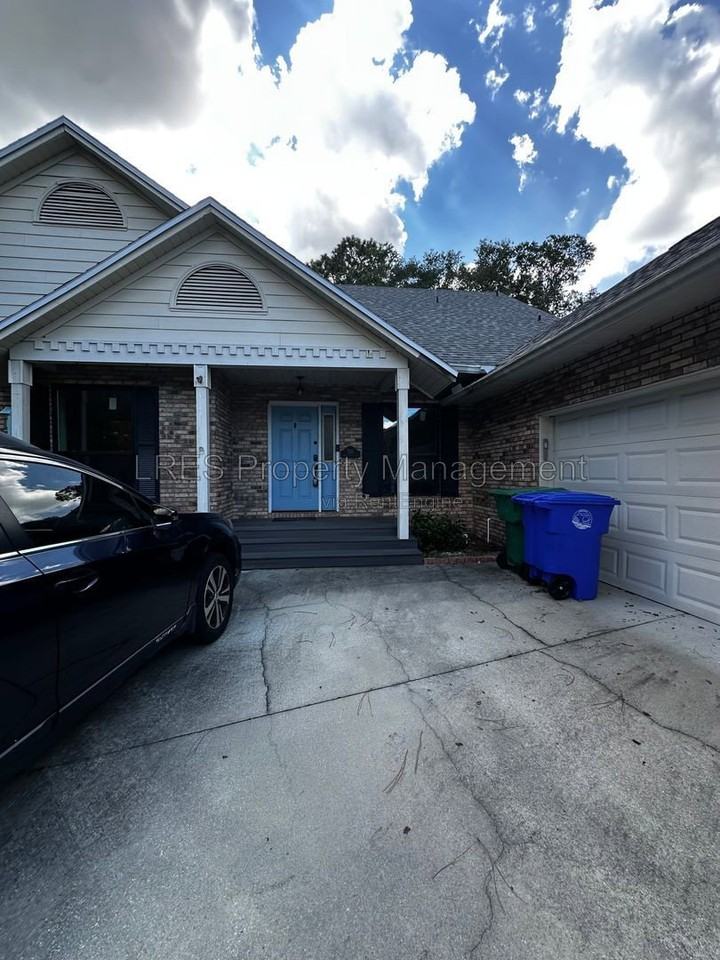 526 Stephanie Ct - Photo 4 of 50
