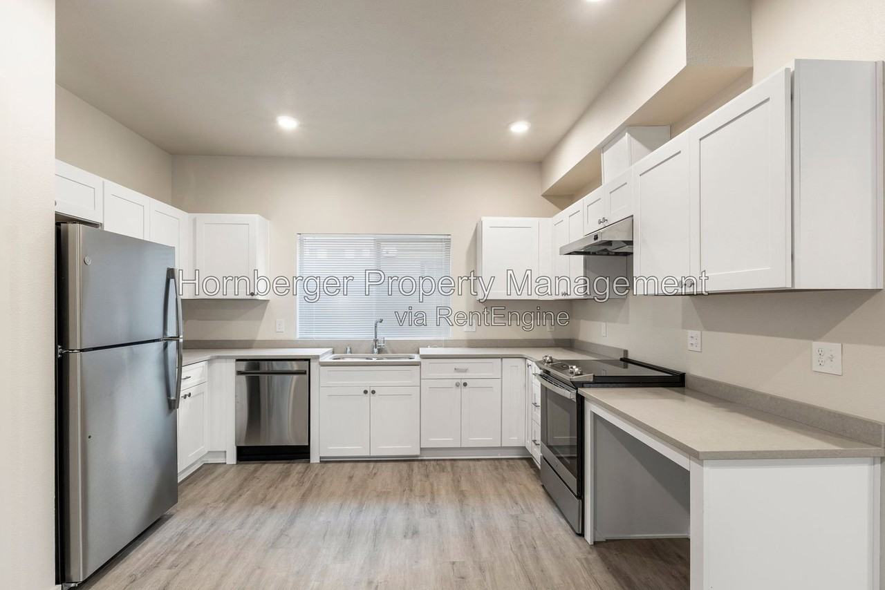 6020 N Astor St #4 - Photo 2 of 13