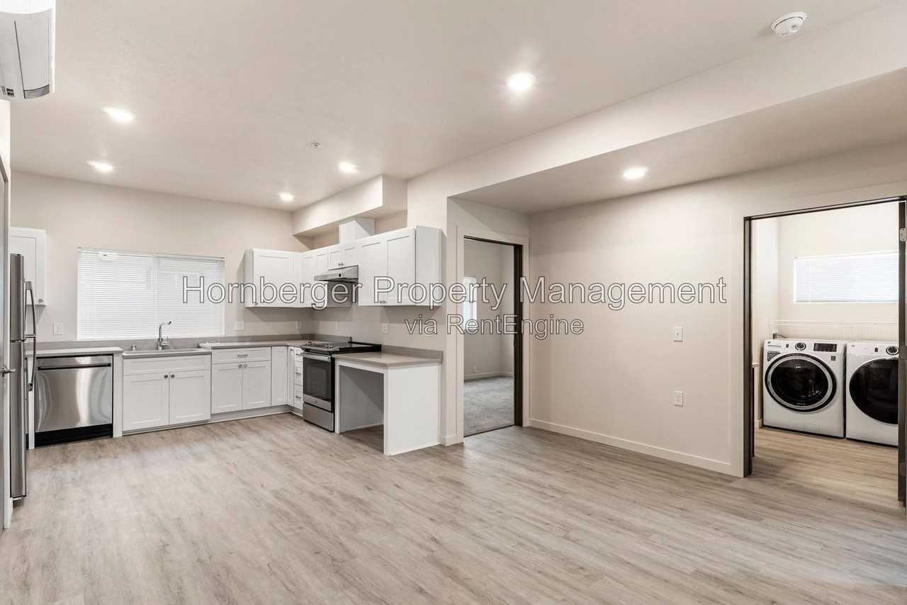 6020 N Astor St #4 - Photo 3 of 13